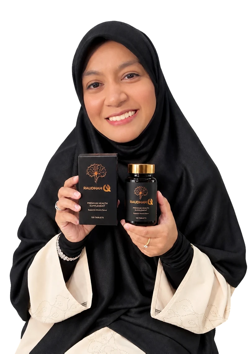Ustazah Noor Laila Aniza Zakaria, pengasas Raudhah IQ, memegang kotak dan botol Raudhah IQ